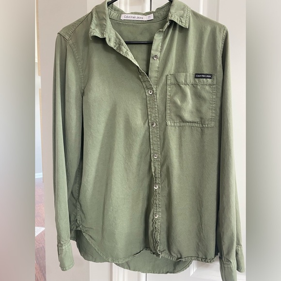 Calvin Klein Women's Split Hem Button Down Shirt with Roll Tab Sleeves - Picture 5 of 9